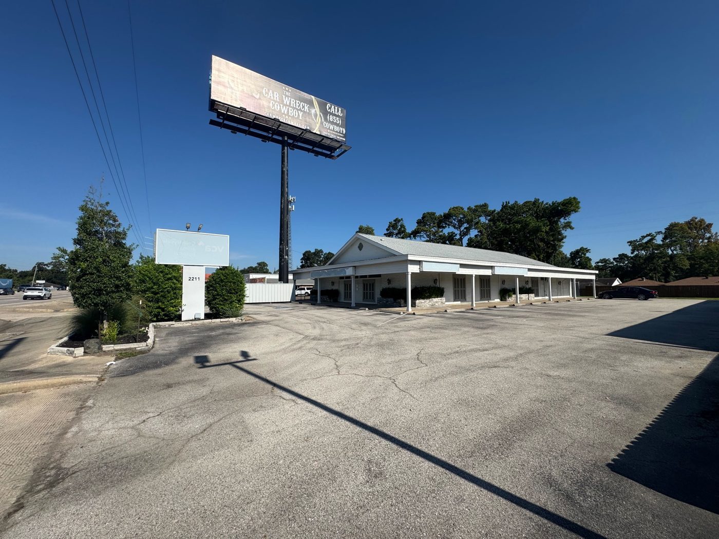 Exterior of the veterinary facility for lease at 2211 FM 1960 Road East, Houston, TX