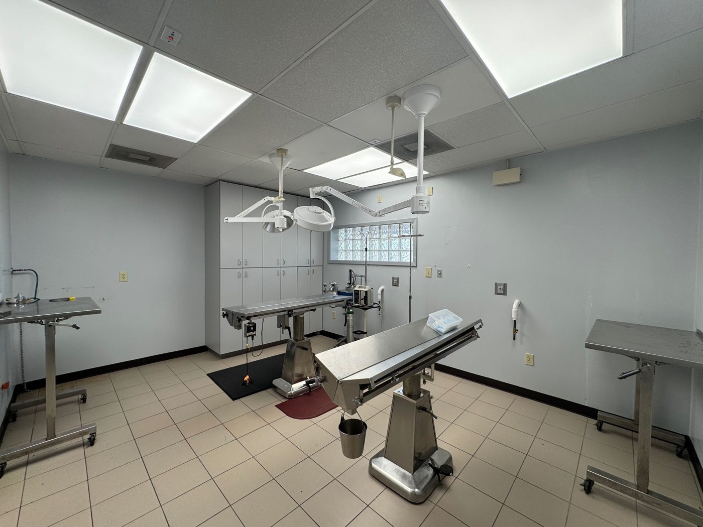 Surgery suite with hydraulic tables and ceiling-mounted surgical lights